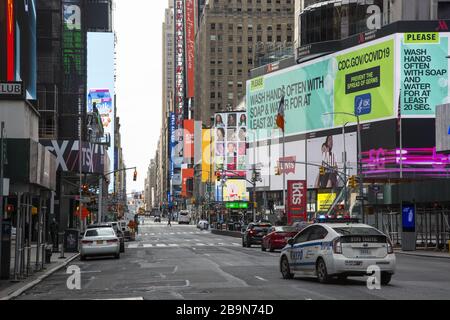 Times Square ist wegen des Coronavirus und der staatlichen Sperrung in New York praktisch leer von Touristen und New Yorkern. Stockfoto