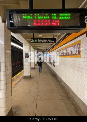 Leere U-Bahnsteige, die normalerweise um 9 Uhr morgens mit Leuten besetzt sind, die nach Manhattan fahren, während die Stadt sich für eine offizielle Sperrung bereit macht. Stockfoto