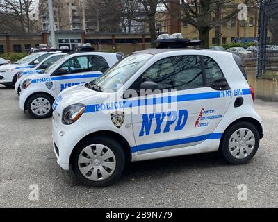 Der NYPD beteiligt sich an der Bekämpfung des Klimawandels mit seiner Flotte von Mini-Cop-Autos, die von Daimler als Smart Fortwo bezeichnet werden. Stockfoto