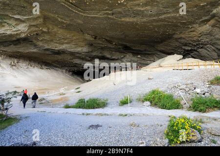 Menschen in der Mylodon Cave (Cueva del Milodon Natural Monument), der Stadt Puerto Natales, Patagonien, Chile, Südamerika Stockfoto