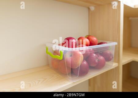 Lebensmittellagerung, Holzregale in der Speisekammer mit apfelbehältern. Stockfoto