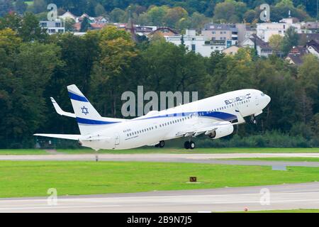 El Al Israel lAirlines Boeing 737 mit Start vom Flughafen Zürich-Kloten (ZRH), Schweiz nach Tel Aviv (TLV). Boeing 737-800 4X-EHI. Stockfoto