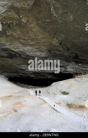 Menschen in der Mylodon Cave (Cueva del Milodon Natural Monument), der Stadt Puerto Natales, Patagonien, Chile, Südamerika Stockfoto