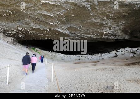 Menschen in der Mylodon Cave (Cueva del Milodon Natural Monument), der Stadt Puerto Natales, Patagonien, Chile, Südamerika Stockfoto