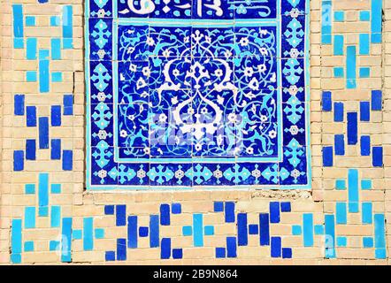 Majolika und symmetrische Keramikfliesen in Ulugh Beg Madrasah auf dem Registroplatz, Samarkand, Usbekistan. Persische Textur mit Symmetrie. Stockfoto