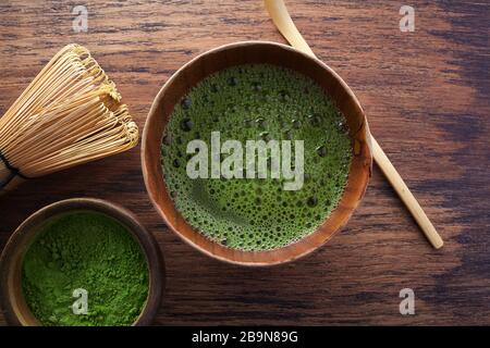 Set mit grünem Matcha-Tee auf Holzhintergrund. Japanische Teezeremonie. Hintergrund der Speisekarte. Teezeremonie gesetzt. Stockfoto