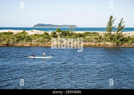 Fischerboot auf dem Fluss Madre bei Guarda do Embau. Palhoca, Santa Catarina, Brasilien. Stockfoto