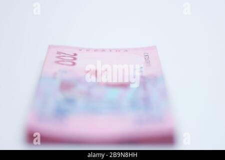 Viele neue Banknoten in Stückelungen von 200 ukrainischen Hryvnien isoliert auf weißem Hintergrund mit Schatten. Europäischer Geldwechsel. Ukraine aktuell Stockfoto
