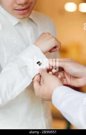 Details. Vorbereitungen für die Hochzeit. Morgenkräutigam für die Hochzeit. Morgenvorbereitung für die Bräutigam, schöne Bräutigam, die sich anzog und sich auf die Hochzeit vorbereitet Stockfoto