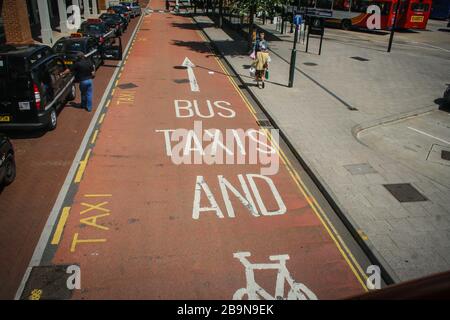Fahrrad, Taxis und Bus Path, Canterbury, Kent, Großbritannien, England Stockfoto