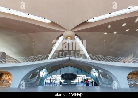 New York, Vereinigte Staaten - 29. Februar 2020: TWA Hotel Terminal auf dem Flughafen New York John F Kennedy (JFK) in den Vereinigten Staaten. Stockfoto