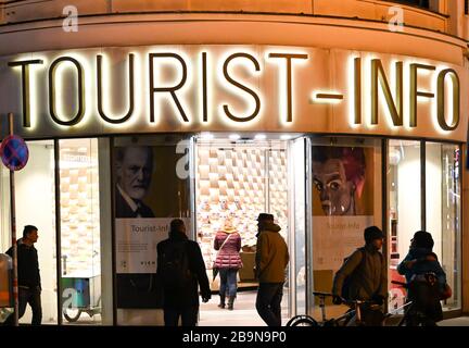 WIEN, ÖSTERREICH - NOVEMBER 2019: Leuchtschild außen an einem Touristeninformationszentrum in der Wiener Innenstadt Stockfoto