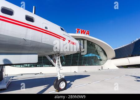 New York City, New York - 29. Februar 2020: TWA Trans World Airlines Lockheed L1649A Starliner Flugzeug am New York JFK Airport (JFK) in New York. Stockfoto