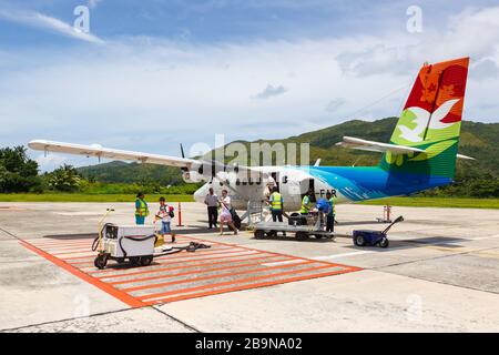 Praslin, Seychellen - 4. Februar 2020: Air Seychelles DHC-6-400 Twin Otter Airplane am Flughafen Praslin (PRI) auf den Seychellen. Stockfoto