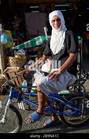 Porträt eines Rikscha-Fahrers auf seinem Dreirad. Stockfoto