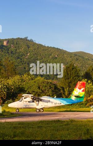 Praslin, Seychellen - 5. Februar 2020: Air Seychelles DHC-6-400 Twin Otter Airplane am Flughafen Praslin (PRI) auf den Seychellen. Stockfoto