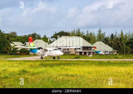 Praslin, Seychellen - 7. Februar 2020: Air Seychelles DHC-6-400 Twin Otter Airplane am Flughafen Praslin (PRI) auf den Seychellen. Stockfoto