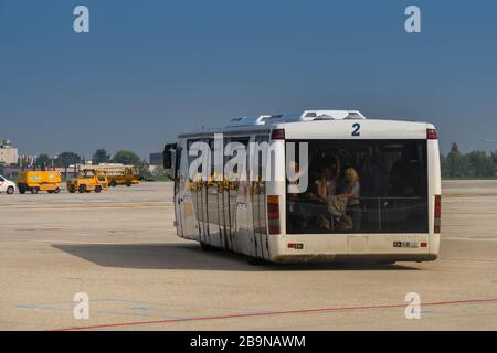 VERONA, ITALIEN - SEPTEMBER 2018: Flughafentransferbus, der Passagiere zum Flugzeug befördert Stockfoto