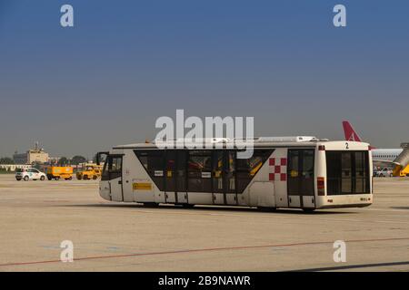 VERONA, ITALIEN - SEPTEMBER 2018: Flughafentransferbus, der Passagiere zum Flugzeug befördert Stockfoto