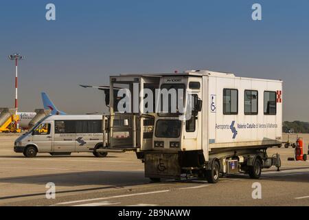 VERONA, ITALIEN - SEPTEMBER 2018: Spezielles Transferfahrzeug, das Rollstuhlfahrer an Bord ihres Flugzeugs ermöglicht Stockfoto