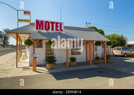Madera, Kalifornien, USA - 07. Juni 2015: Blick auf das Motel. Kleines, weißes Gebäude im Vorortbereich. Stockfoto
