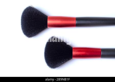 Zwei Makeup Pinsel auf weißem Hintergrund, Draufsicht. Nahaufnahme. Stockfoto