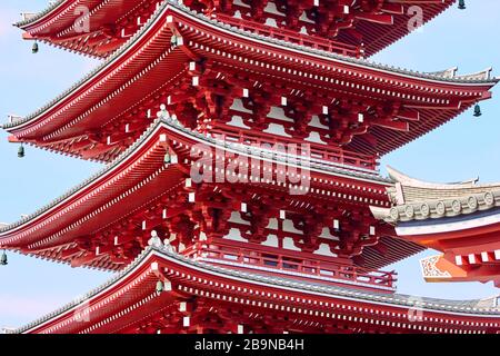 Riesige rote Pagode an einem sonnigen Tag in Tokio Stockfoto