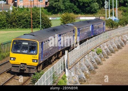 Erster Zug der Great Western Class 143, der Shaldon in Devon passiert Stockfoto