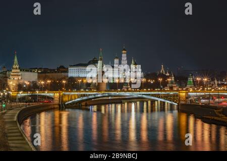 Russland, Moskau, abendlicher Blick auf den Kreml von der Patriarchalbrücke Stockfoto