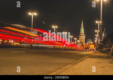 Abstrakte rote Lichtstrahlen von den Ampeln auf der Straße Stockfoto