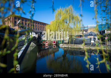 LONDON - 23. MÄRZ 2020: Das normalerweise geschäftige Camden Lock and Market ist ziemlich unheimlich, als sich die Stadt wegen Coronavirus auf die Sperrung vorbereitet. Stockfoto