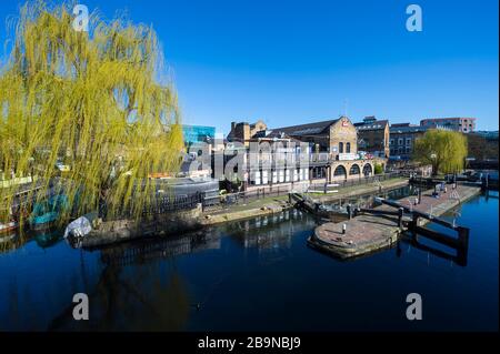 LONDON - 23. MÄRZ 2020: Das normalerweise geschäftige Camden Lock and Market ist ziemlich unheimlich, als die Stadt sich aufgrund des Coronavirus auf die Sperrung vorbereitet. Stockfoto