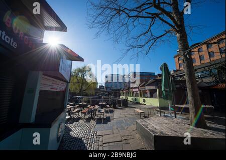 LONDON - 23. MÄRZ 2020: Das normalerweise geschäftige Camden Lock and Market ist unheimlich ruhig, da die Stadt sich wegen des Coronavirus auf die Sperrung vorbereitet. Stockfoto