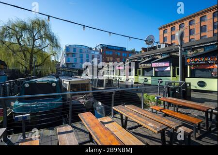 LONDON - 23. MÄRZ 2020: Das normalerweise geschäftige Camden Lock and Market ist unheimlich ruhig, da die Stadt sich wegen des Coronavirus auf die Sperrung vorbereitet. Stockfoto