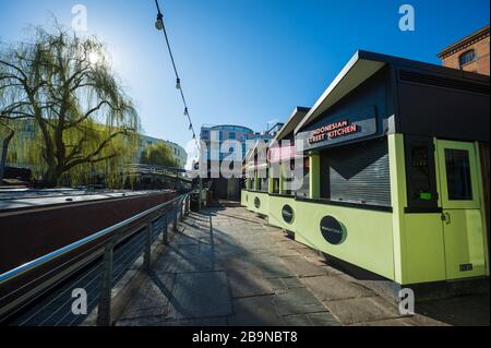 LONDON - 23. MÄRZ 2020: Das normalerweise geschäftige Camden Lock and Market ist unheimlich ruhig, da die Stadt sich wegen des Coronavirus auf die Sperrung vorbereitet. Stockfoto