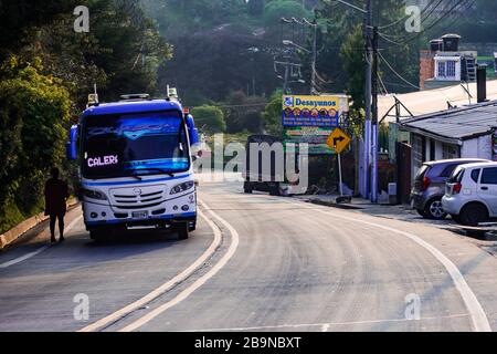 Autobahn, die zur Gemeinde La Calera, Bogotá, Kolumbien, 19. März 2020 führt, Stockfoto