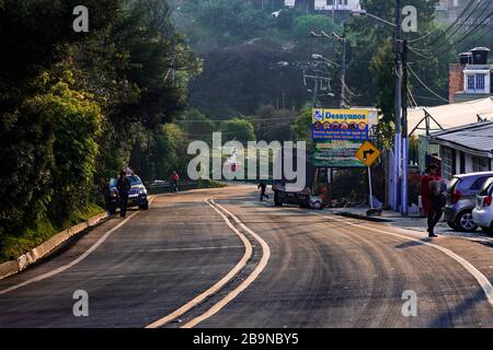 Autobahn, die zur Gemeinde La Calera, Bogotá, Kolumbien, 19. März 2020 führt, Stockfoto