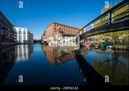 LONDON - 23. MÄRZ 2020: Das normalerweise geschäftige Camden Lock and Market ist unheimlich ruhig, da die Stadt sich wegen des Coronavirus auf die Sperrung vorbereitet. Stockfoto