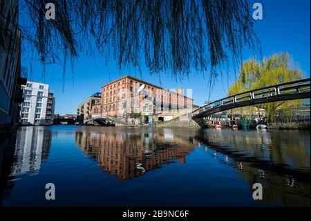 LONDON - 23. MÄRZ 2020: Das normalerweise geschäftige Camden Lock and Market ist unheimlich ruhig, da die Stadt sich wegen des Coronavirus auf die Sperrung vorbereitet. Stockfoto