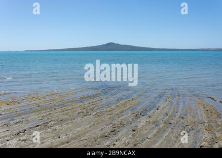 Rangitoto Island von Kohimarama Beach, Tamaki Drive, Kohimarama, Auckland, Neuseeland Stockfoto