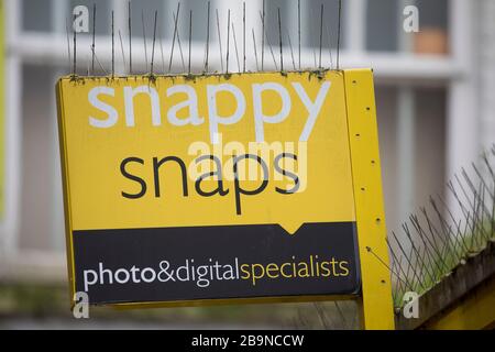 Ein Schild befindet sich über einem Snappy Snaps Store in Guildford, Surrey, USA, Freitag, 20. März 2020 Stockfoto