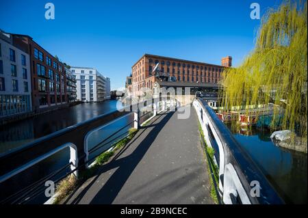 LONDON - 23. MÄRZ 2020: Das normalerweise geschäftige Camden Lock and Market ist unheimlich ruhig, da die Stadt sich wegen des Coronavirus auf die Sperrung vorbereitet. Stockfoto