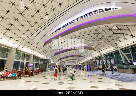 Hongkong, China - 20. September 2019: Midfield Concourse Terminal des Flughafens Hongkong (HKG) in China. Stockfoto