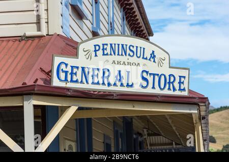 Akaroa Peninsula General Store Schild, Rue Lavaud, Akaroa, Banks Peninsula, Canterbury Region, Neuseeland Stockfoto