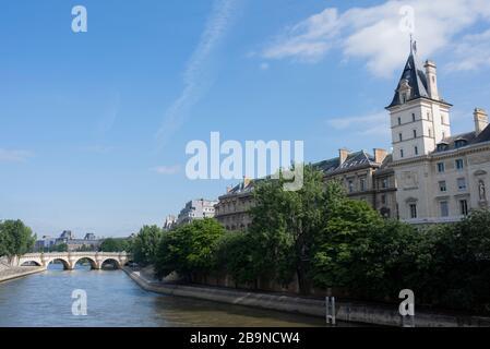 Blick auf die Promenade Ofevre, die Präfektur de Police, den Fluss seine und den Pont Neuf von Paris. Quai des Orfèvres, 36 Stockfoto