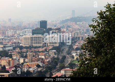 Panoramablick auf die Stadt Bogotá vom Mirador de la Paloma, entlang der Straße, die nach La Calera, Bogotá, Kolumbien, 01/19/2020 führt Stockfoto