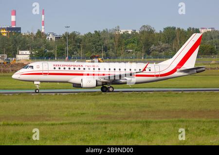 Warschau, Polen - 26. Mai 2019: Flugzeug Rzeczpospolita Polska Embraer 175 auf dem Warschauer Flughafen (WAW) in Polen. Stockfoto