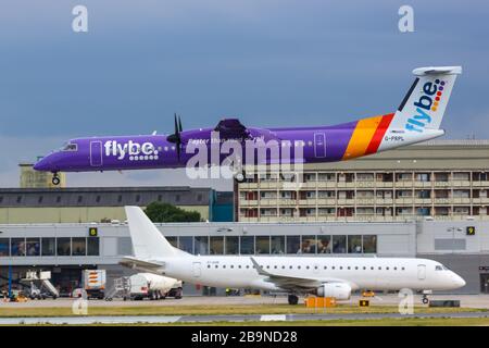 London, Großbritannien - 7. Juli 2019: Flybe Bombardier DHC-8-400 Flugzeug am Flughafen London City (LCY) in Großbritannien. Stockfoto