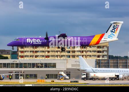 London, Großbritannien - 7. Juli 2019: Flybe Bombardier DHC-8-400 Flugzeug am Flughafen London City (LCY) in Großbritannien. Stockfoto