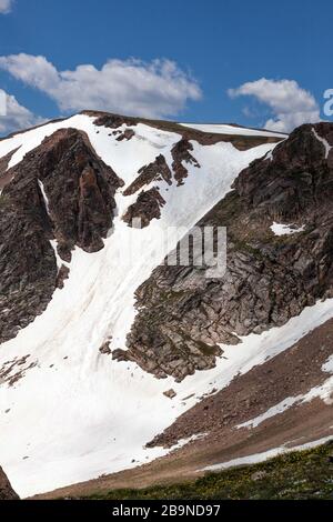 Schneebedeckter Gebirgspass mit Wanderwegen von extremen Snowboardern im Sommer entlang des Beartooth Highway im Shoshone National Forest, Wyoming. Stockfoto